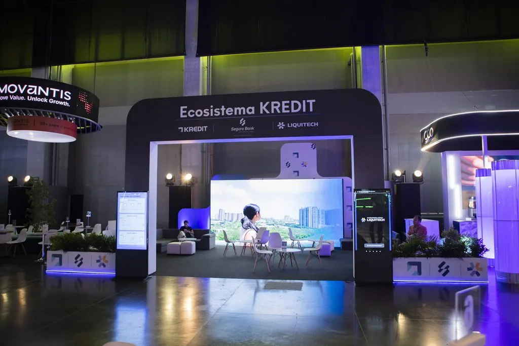 Stand del Ecosistema Kredit junto a Segura Bank, Kredit y Liquitech durante Latam Fintech Market 2026 en Barranquilla, Colombia.