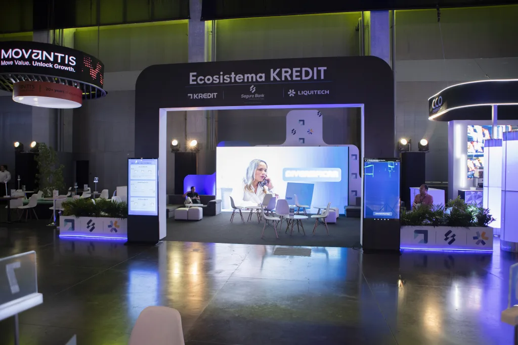 Stand del Ecosistema Kredit junto a Segura Bank, Kredit y Liquitech durante Latam Fintech Market 2026 en Barranquilla, Colombia.